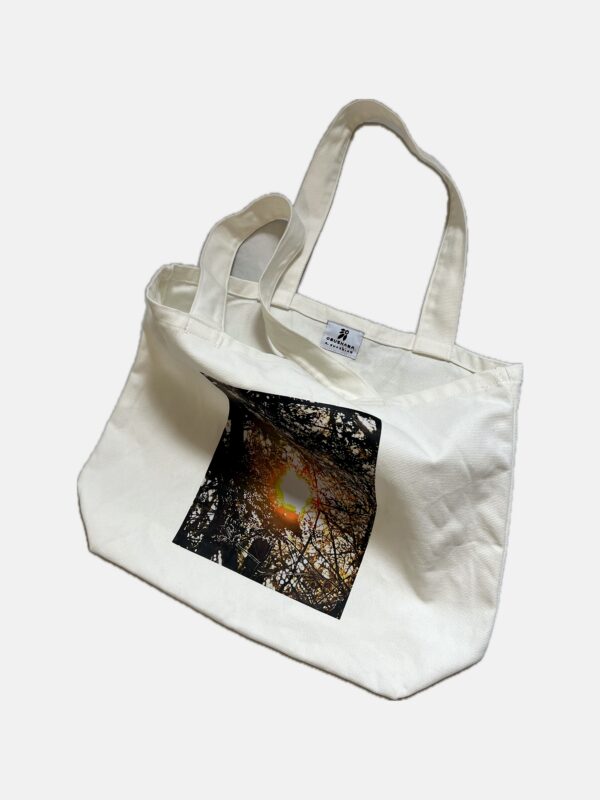 Sun Bursts Through - V Roomy Tote Bag